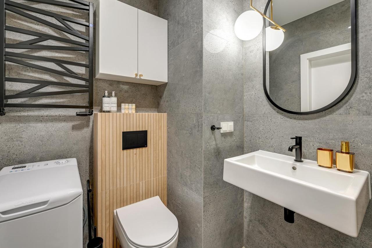 Modern Tower & View By Downtown Apartment *
